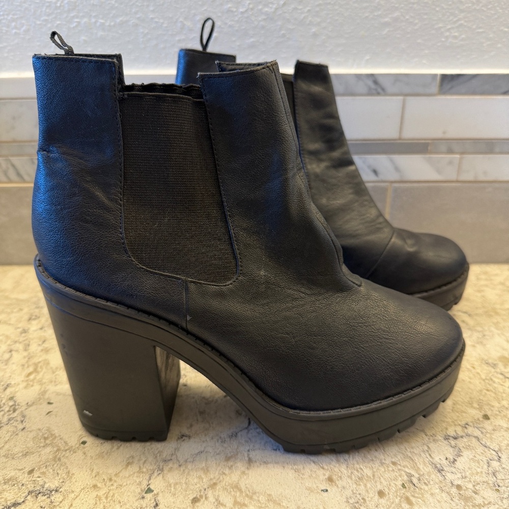 Divided  by H&M Chelsea‎ chucnky black boots stretch ankle